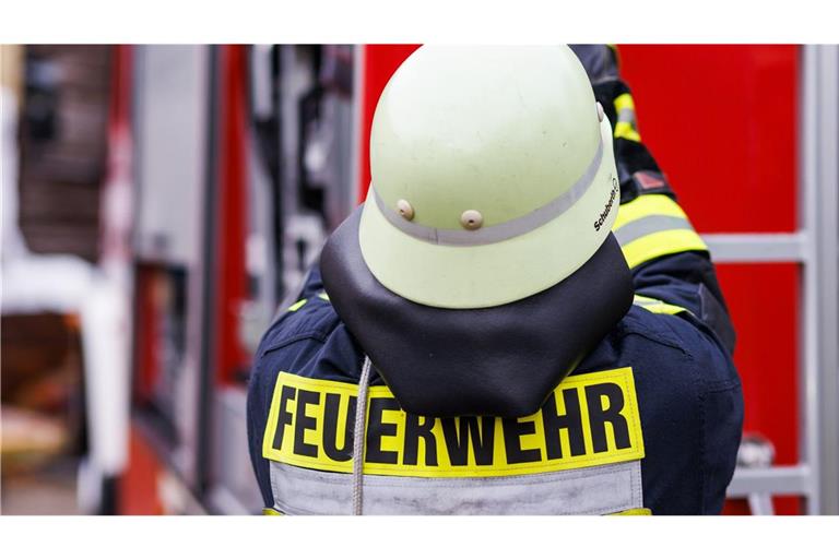 Die Feuerwehr verhinderte, dass sich die Flammen auf das Haus ausbreiteten. (Symbolbild)