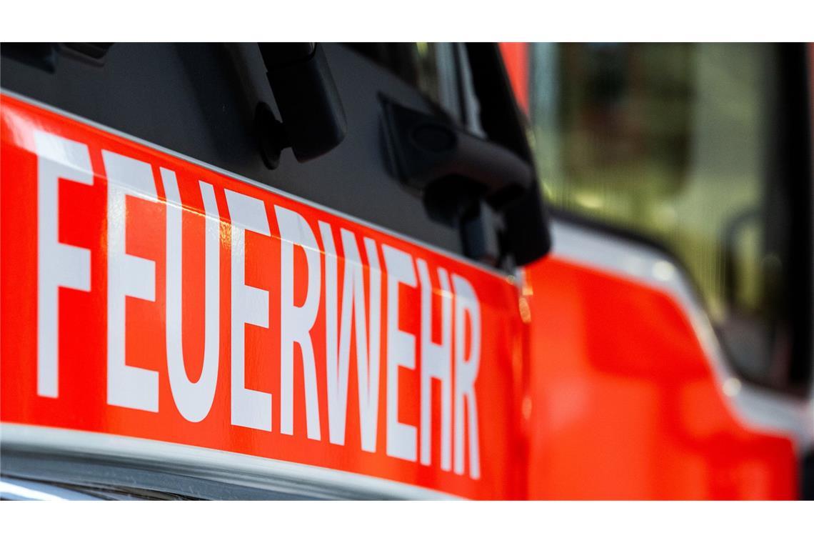 Einbruch und Feuer in Maschinenfabrik – hoher Schaden Die Feuerwehr verhinderte ein Übergreifen des Feuers auf Nebengebäude. (Symbolbild)