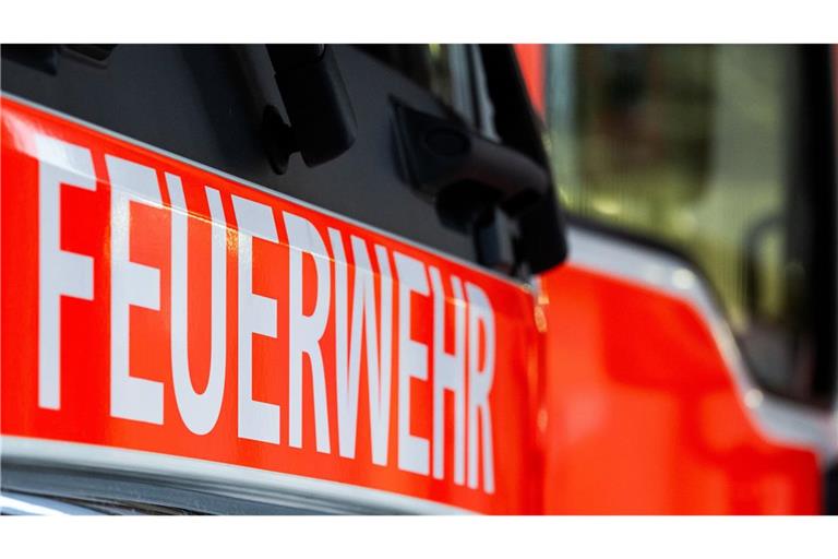 Die Feuerwehr verhinderte ein Übergreifen des Feuers auf Nebengebäude. (Symbolbild)