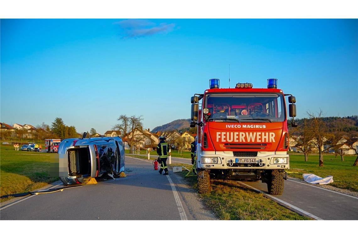 22-Jähriger verliert Kontrolle – Polestar überschlägt sich mehrfach Die Feuerwehr war ebenfalls vor Ort.