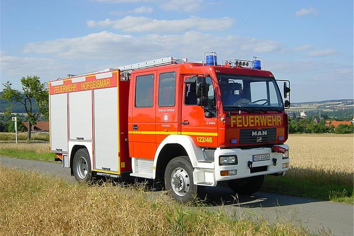 Zimmerbrand in Backnang Die Feuerwehr war im Einsatz. Symbolbild: Wikimedia Commons / Feuerwehr Hofgeismar