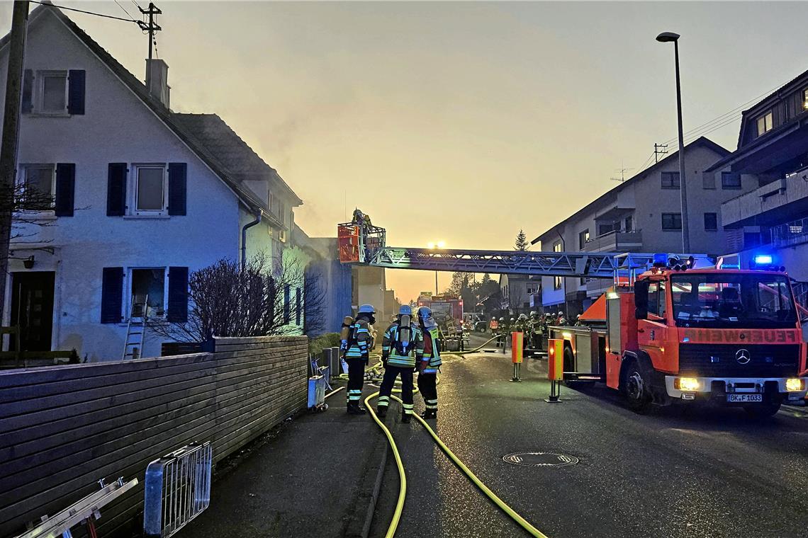 400.000 Euro Schaden bei Dachstuhlbrand in Weissach im Tal Die Feuerwehr war in großer Zahl vor Ort. Foto: 7aktuell.de/Kevin Lermer