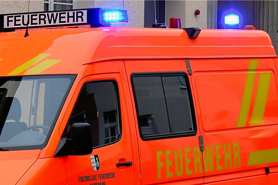Anwohner löschen brennendes Auto Die Feuerwehr war mit 17 EInsatzkräften vor Ort. Symbolfoto: Tobias Sellmaier