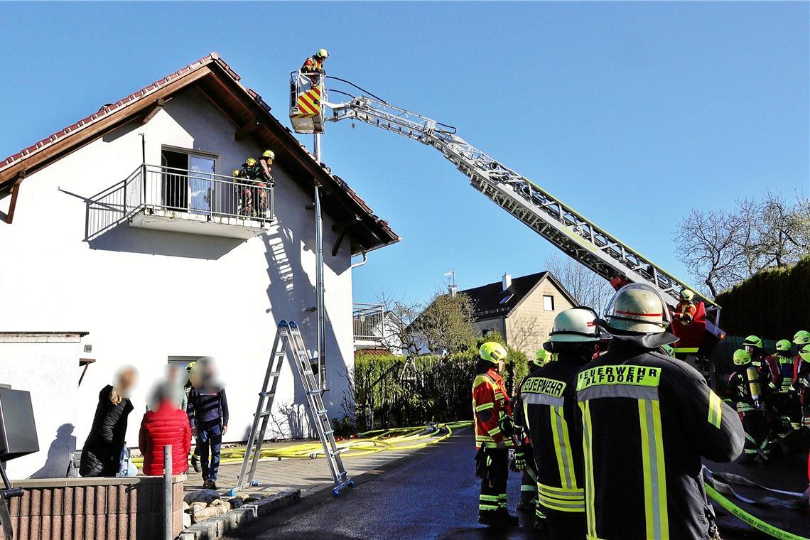 Feuer greift in Althütte auf Dachstuhl über Die Feuerwehr war mit 60 Einsatzkräften vor Ort, um den Brand in der Straße Im Kugelhof zu löschen. Foto: 7aktuell.de/Kevin Lermer