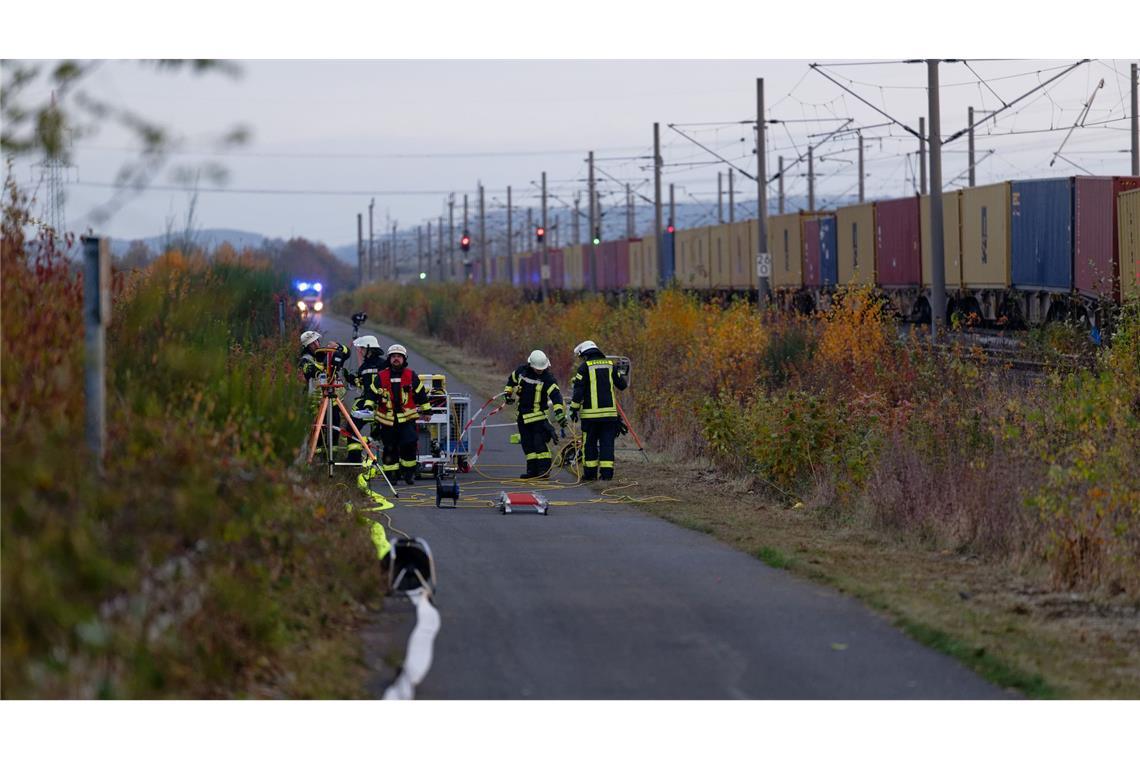 Drei Verletzte bei Güterzug-Unfall - Bahnstrecke gesperrt Die Feuerwehr war mit einem Großaufgebot im Einsatz.