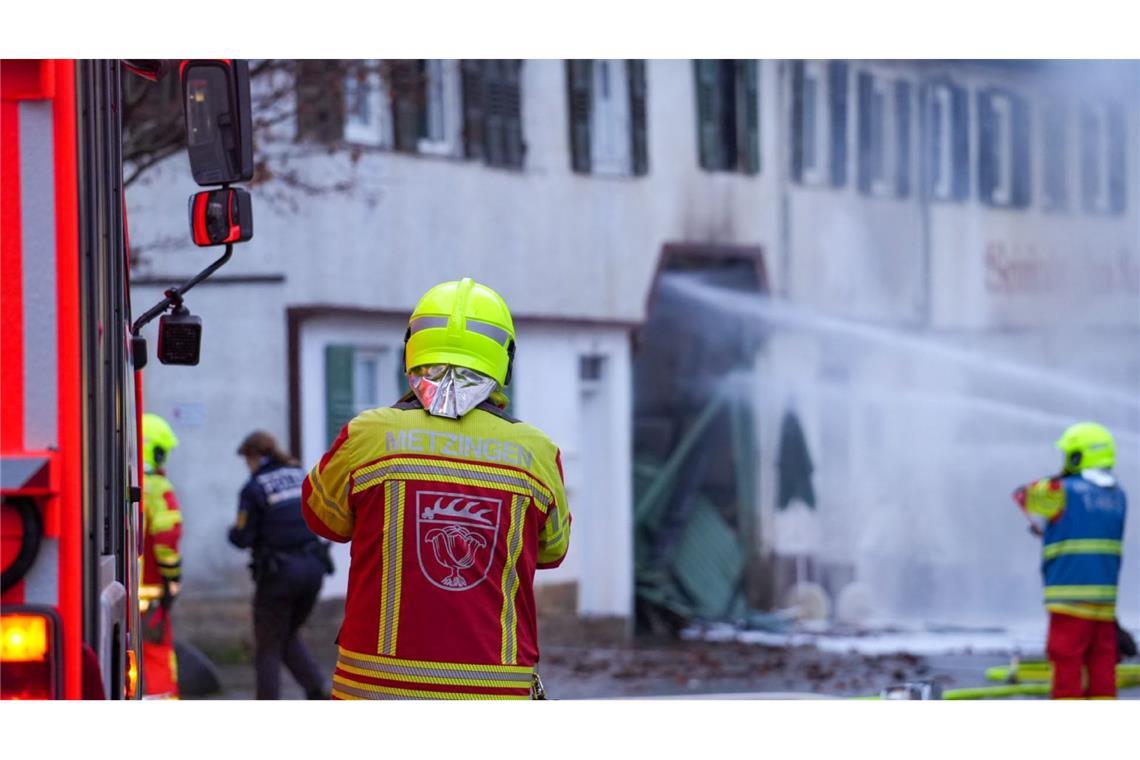 Millionenschaden und Einsturzgefahr nach Brand von Doppelhaushälfte Die Feuerwehr war mit einem Großaufgebot vor Ort.