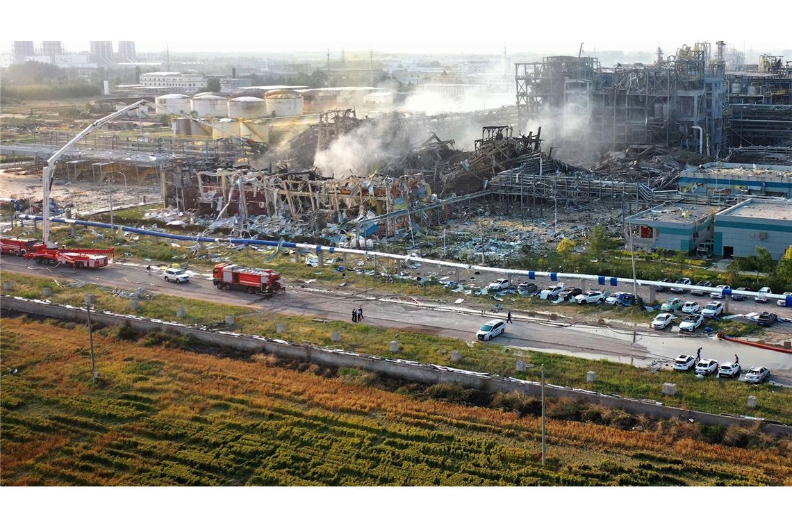 Tödliche Explosion in Chemiefabrik in China Die Feuerwehr war mit mehr als 200 Helfern vor Ort.