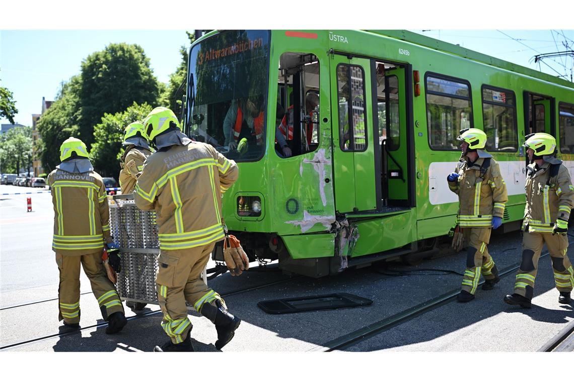 Die Feuerwehr war mit zahlreichen Kräften vor Ort, darunter auch mit einem Großraumrettungswagen.