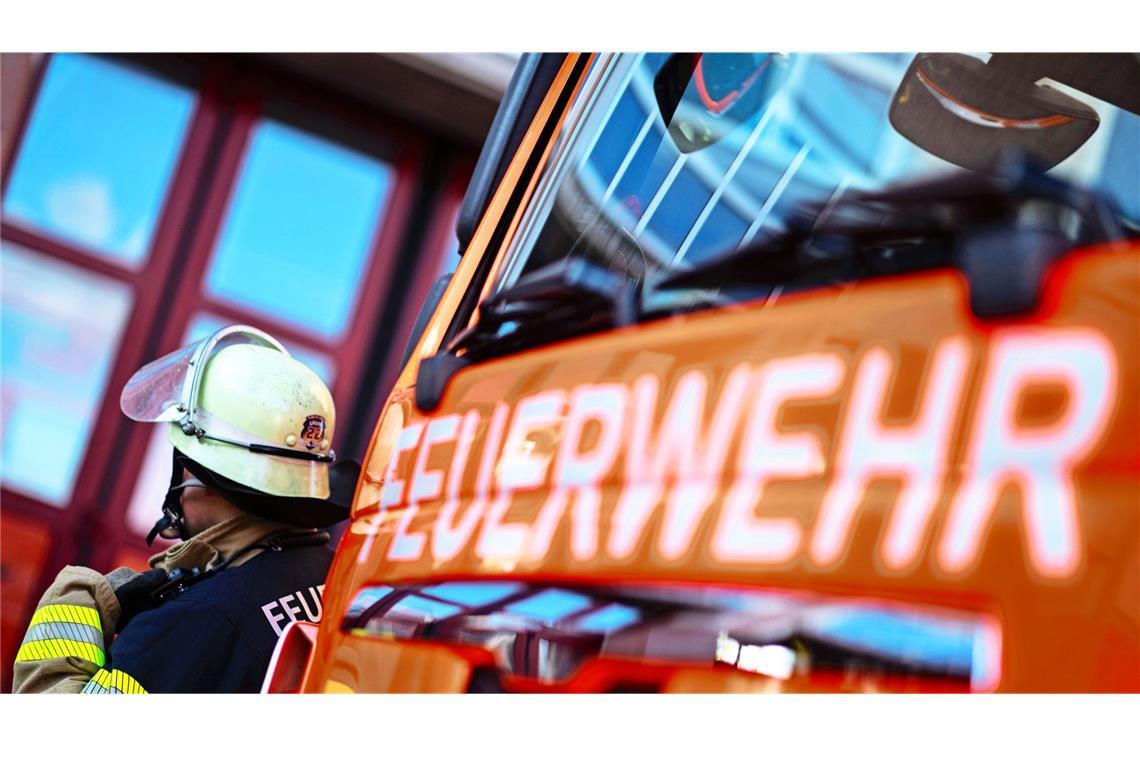 250.000 Euro Schaden nach Brand einer Scheune Die Feuerwehr war rund vier Stunden mitLöscharbeiten beschäftigt. (Symbolbild)