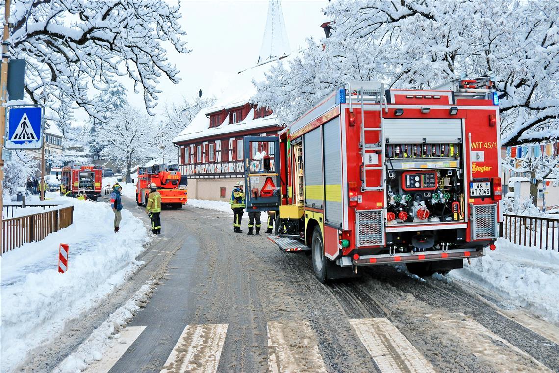 Die Feuerwehren aus Weissach, Auenwald und Backnang sind in Unterweissach im Einsatz. Foto: 7aktuell.de/Kevin Lermer