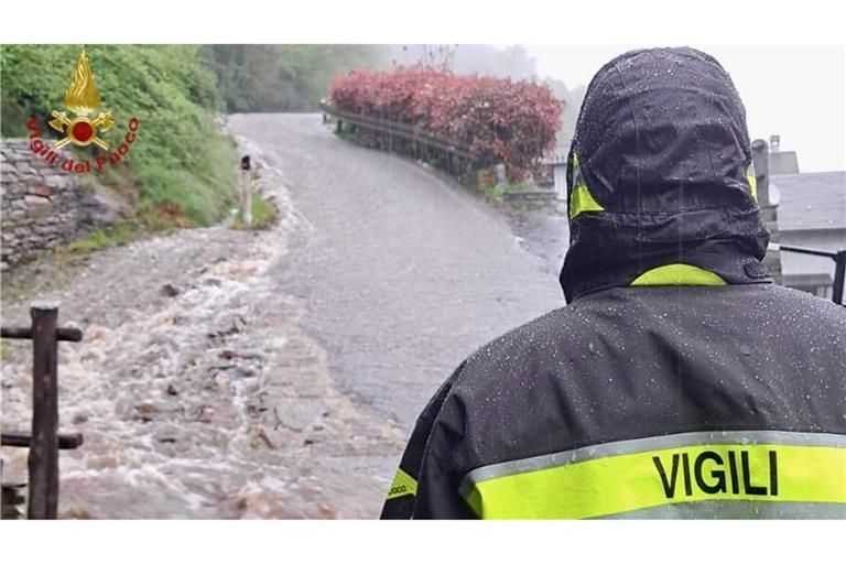 Die Feuerwehren sind wegen der heftigen Regenfälle im Großeinsatz.