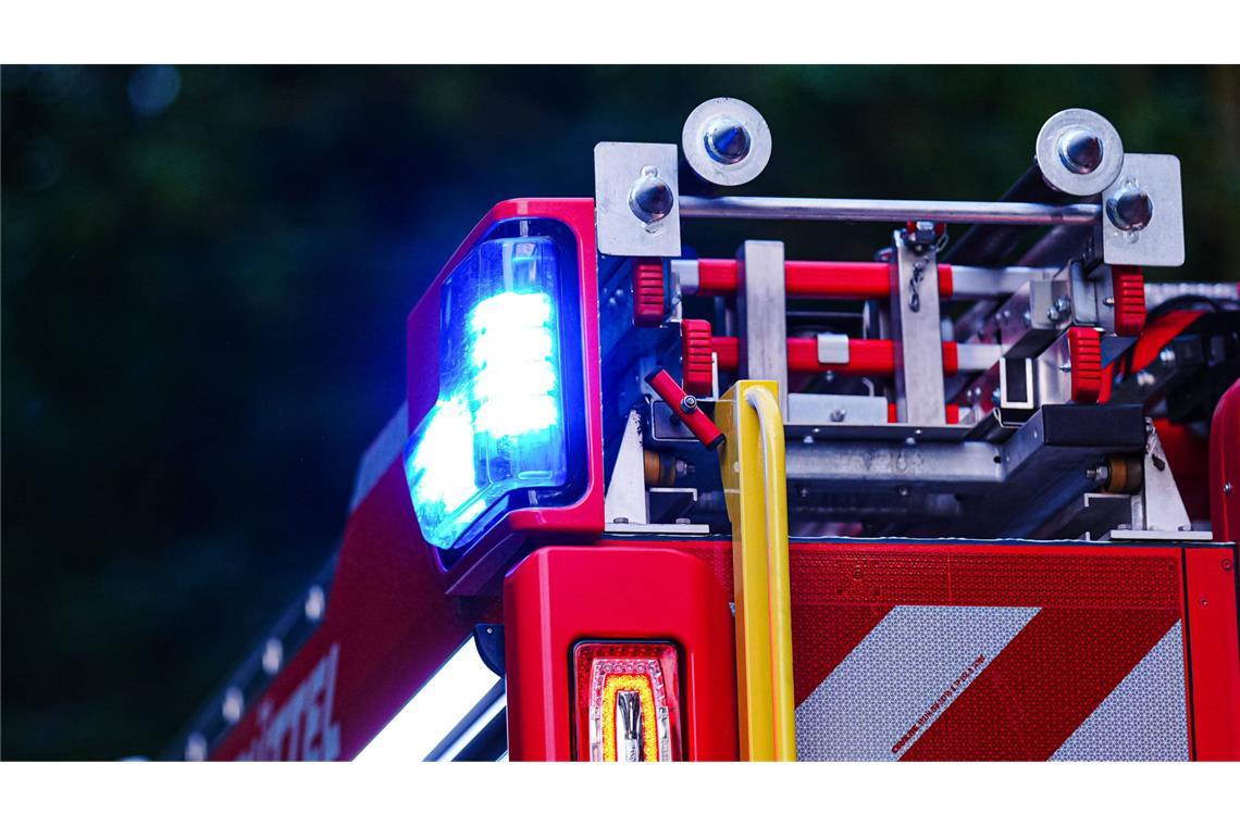 Feuer in Carport gelegt? Mann wird versuchter Mord vorgeworfen Die Feuerwehrleute konnten verhindern, dass die Flammen auf das Wohnhaus daneben übergriffen. (Symbolbild)
