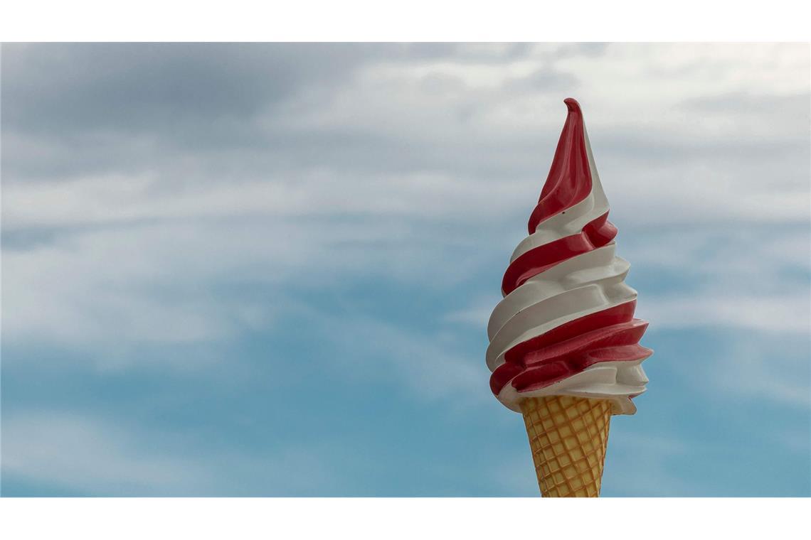 Bilder des Tages Die Figur einer Eiscreme-Tüte am Strand von Cannes in Südfrankreich.