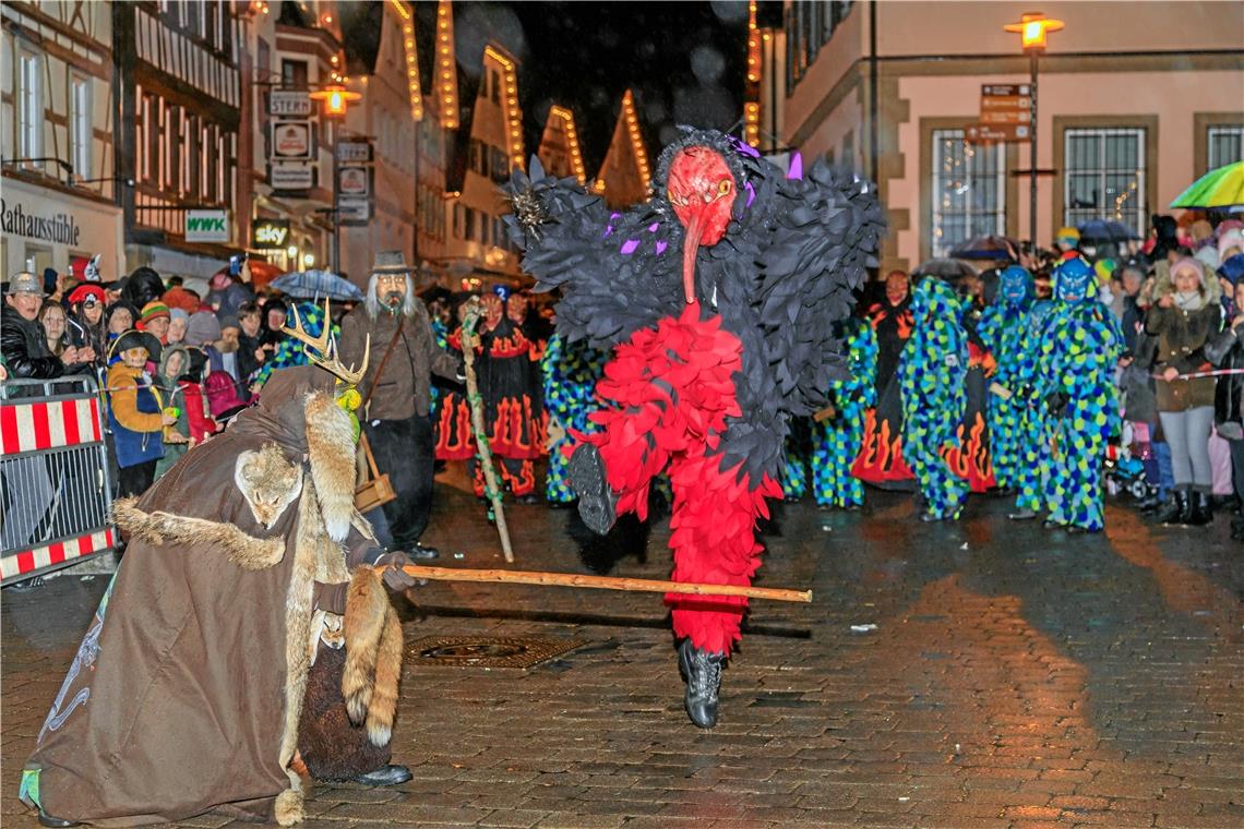 Die Murrhardter Narreneltern und ihre wilde Bande Die Figuren der Murreder Henderwäldler bieten beim Fastnachtsumzug in Murrhardt so einiges. Hier springt der Nachtkrabb über den Stock des Hotz.