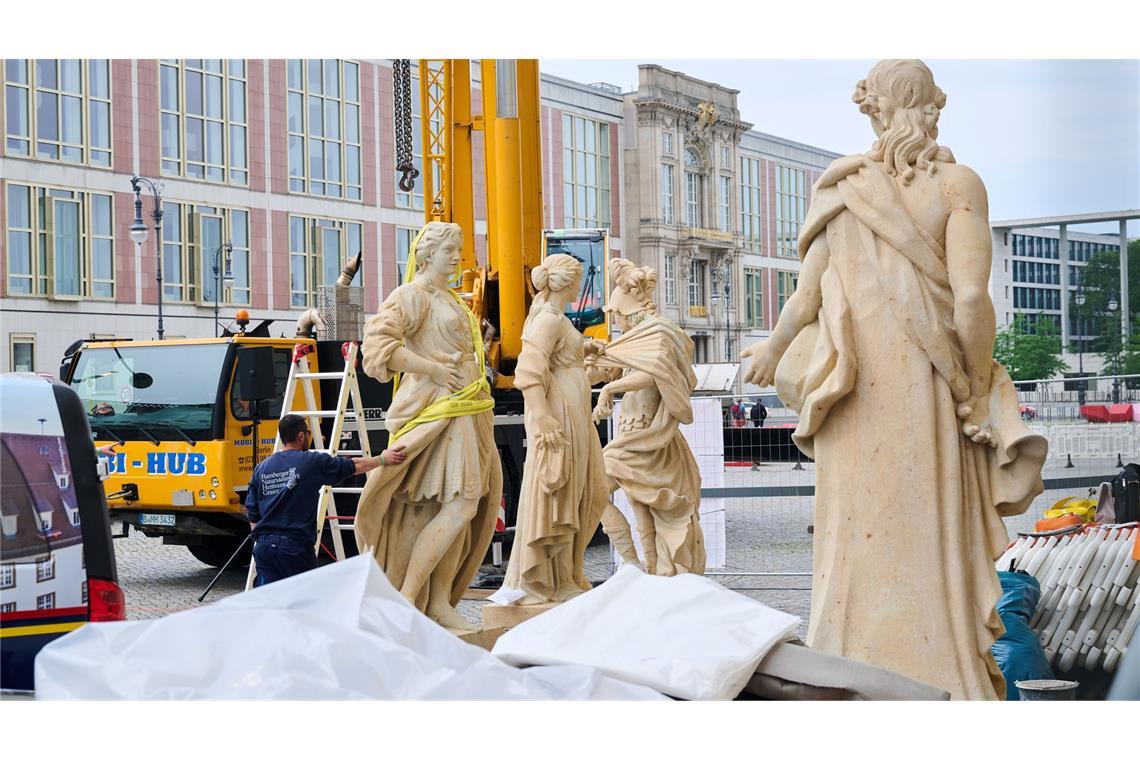 Bilder des Tages Die Figuren für die Fassade des Humboldforums in Berlin werden für den Transport auf das Dach mit einem Kran vorbereitet. Mit dem Aufstellen von insgesamt 19 Balustradenfiguren ist das Humboldt Forum baulich fertiggestellt.