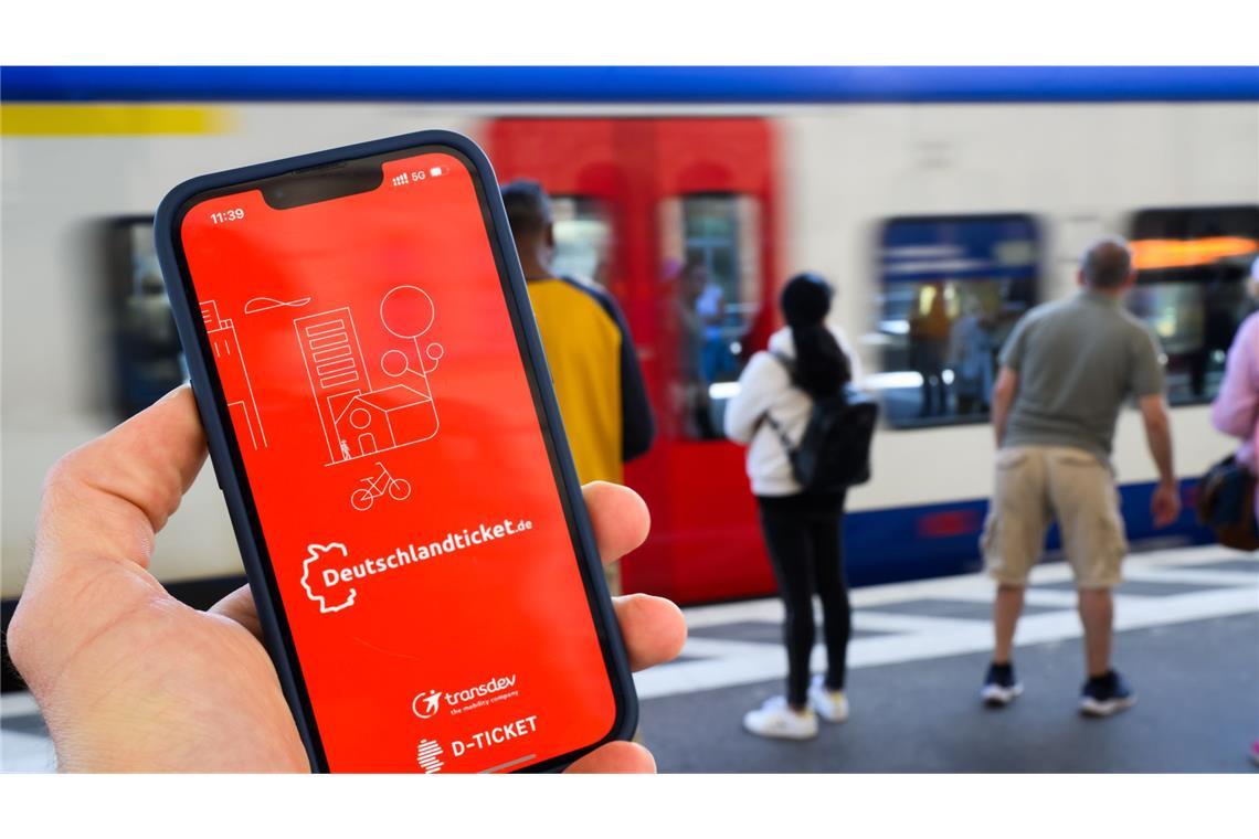 Grüne fordern Preisgarantie beim Deutschlandticket Die Finanzierung des Deutschlandtickets ab 2026 ist unklar. (Symbolbild)