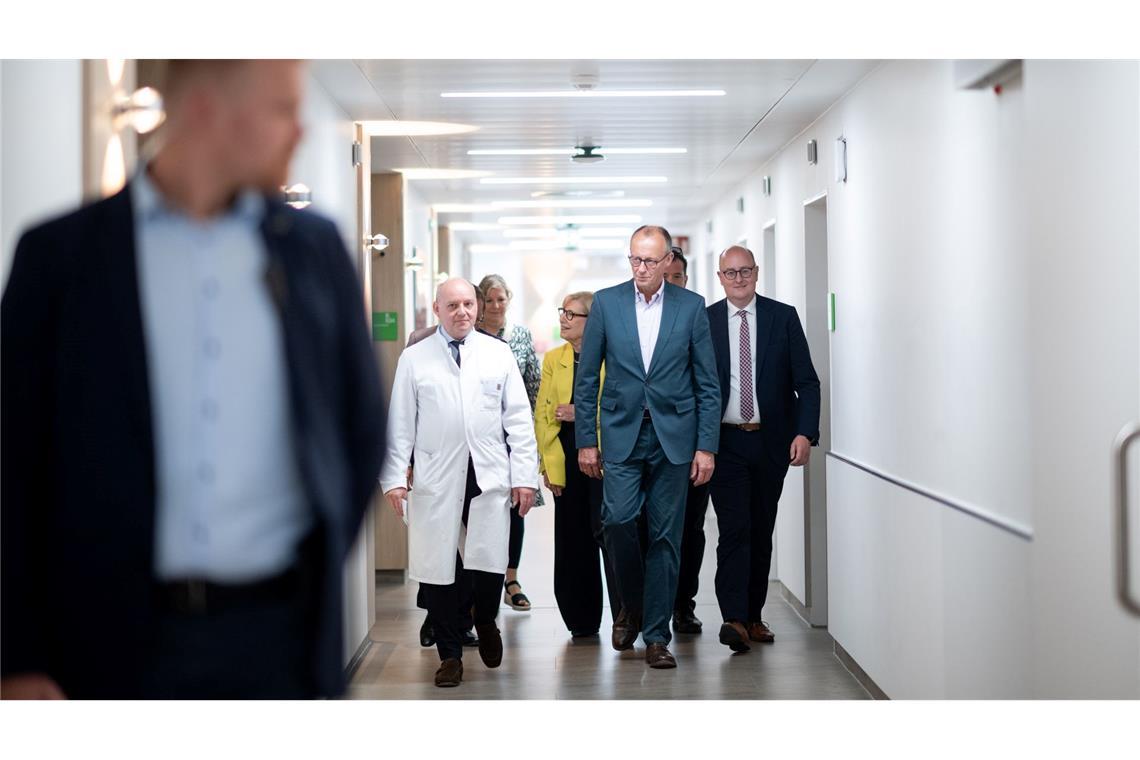 Bürokratieabbau und "Aktivrente": Was die Koalition plant Die Finanzierung des Gesundheitssystems war auch Thema beim Besuch von Bundeskanzler Merz im Alfried-Krupp-Krankenhaus in Essen.