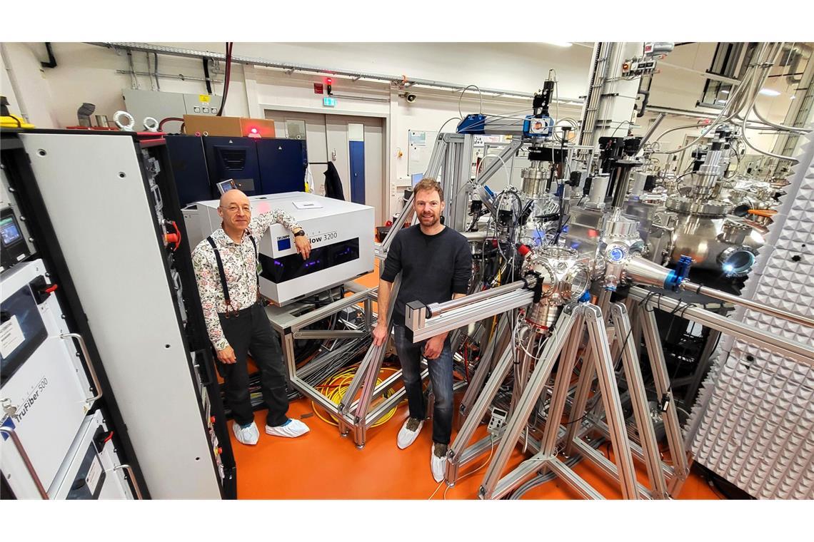 Hightech im historischen Gemäuer Die Firmenchefs Wolfgang Braun (links) und Hans Boschker mit ihrer Beschichtungsanlage für Wafer. Unser Bild zeigt einen Blick in das Forschungszentrum in Jülich.