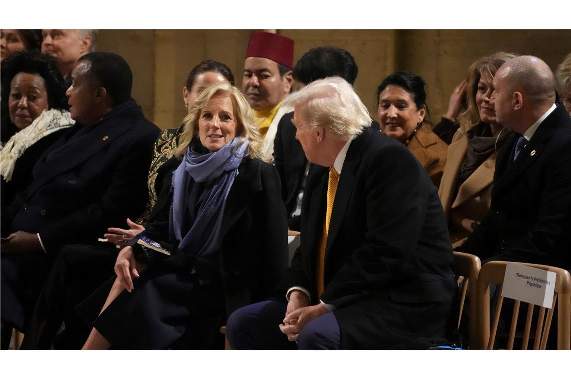 Ukraine-Gespräche in Paris: Trump zurück auf Weltbühne Die First Lady plauderte zwischendurch mit dem Vorgänger und Nachfolger ihres Ehemannes.