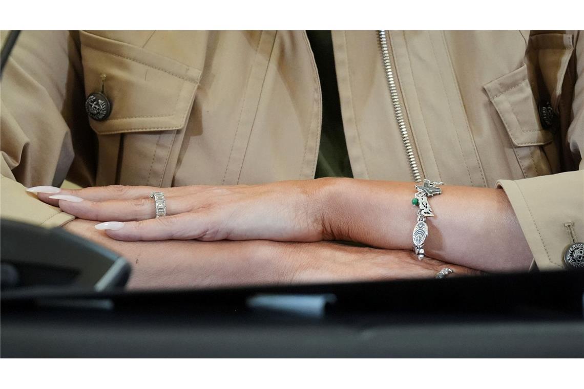 First Lady Melania trägt Armband aus Sturzflut-Camp Die First Lady war mit ihrem Ehemann ins Sturzflut-Gebiet gereist.