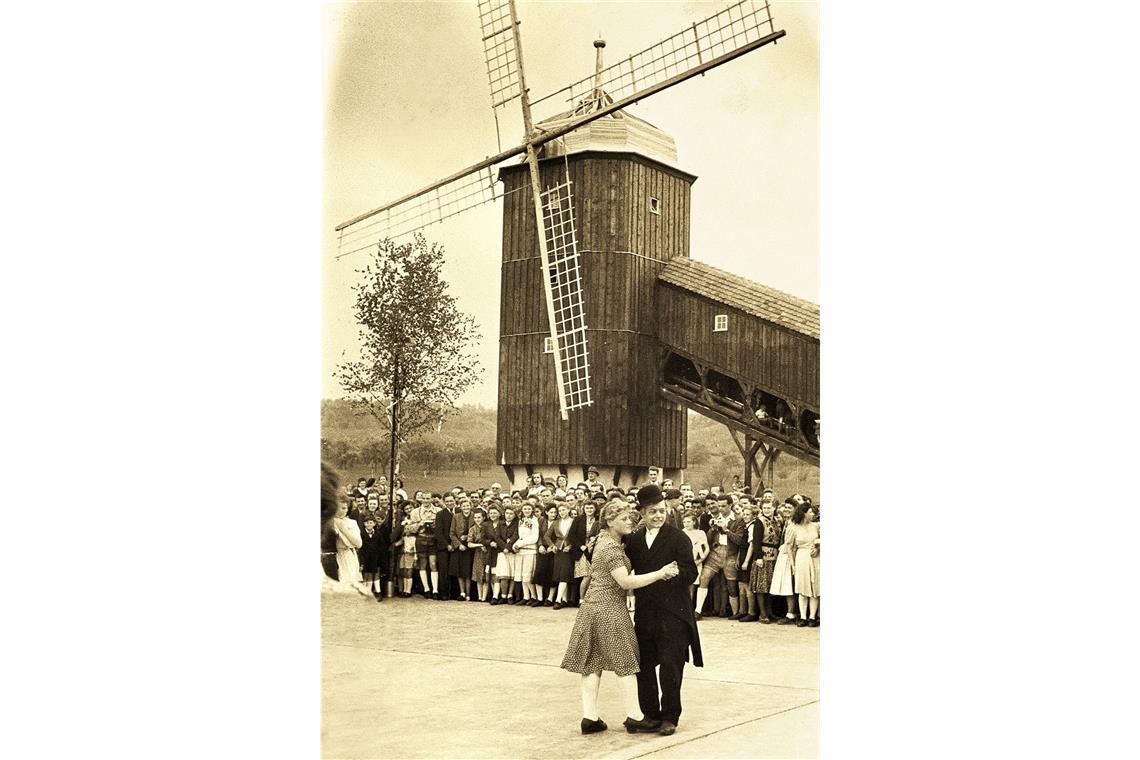 Die Geburtsstunde der Freizeitparks Die Fischers legen eine bewundernswerte Beharrlichkeit an den Tag: Als die erste Mühle 1946 einem Blitzschlag und anschließenden Brand zum Opfer fällt, baut die Gastronomenfamilie sie wieder auf – Tripsdrill eröffnet 1950 wieder.