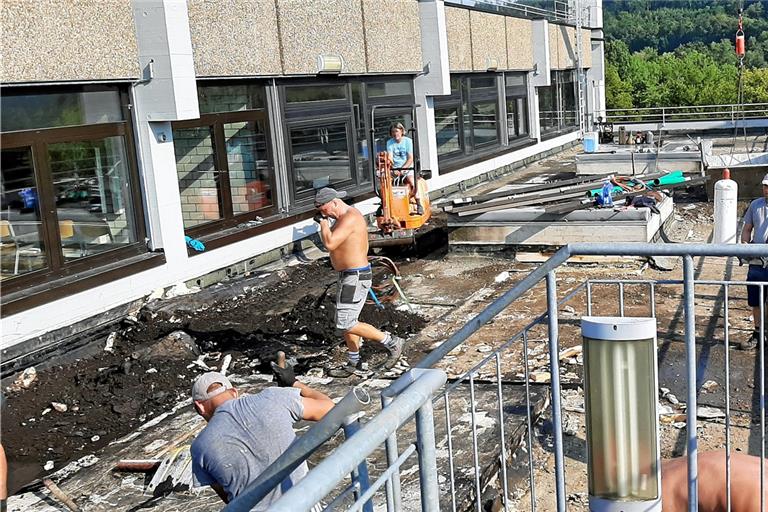 Die Flachdacharbeiten am Heinrich-von-Zügel-Gymnasium müssen zügig vonstatten gehen, damit im Falle von Niederschlag keine Feuchtigkeit ins Gebäude dringt. Fotos: Stadtverwaltung Murrhardt