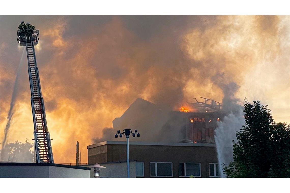 Die Flammen konnten über Stunden nur von außen bekämpft werden.