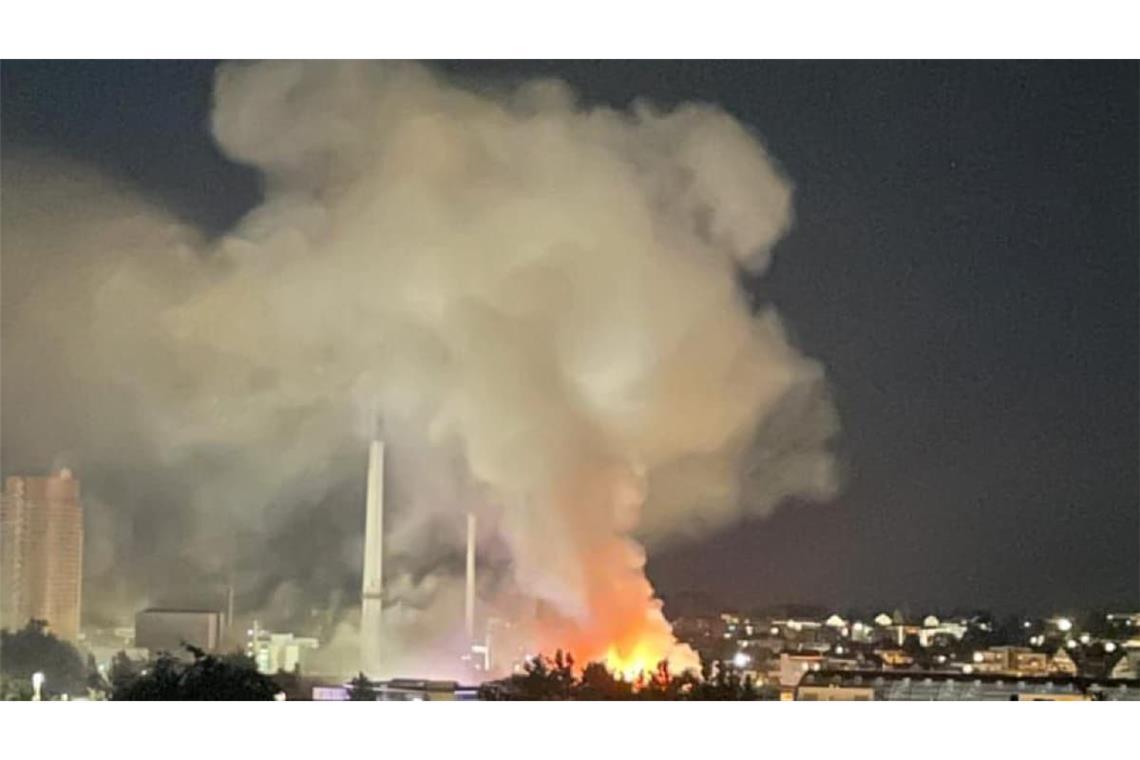 Die Flammen lodern sichtbar.