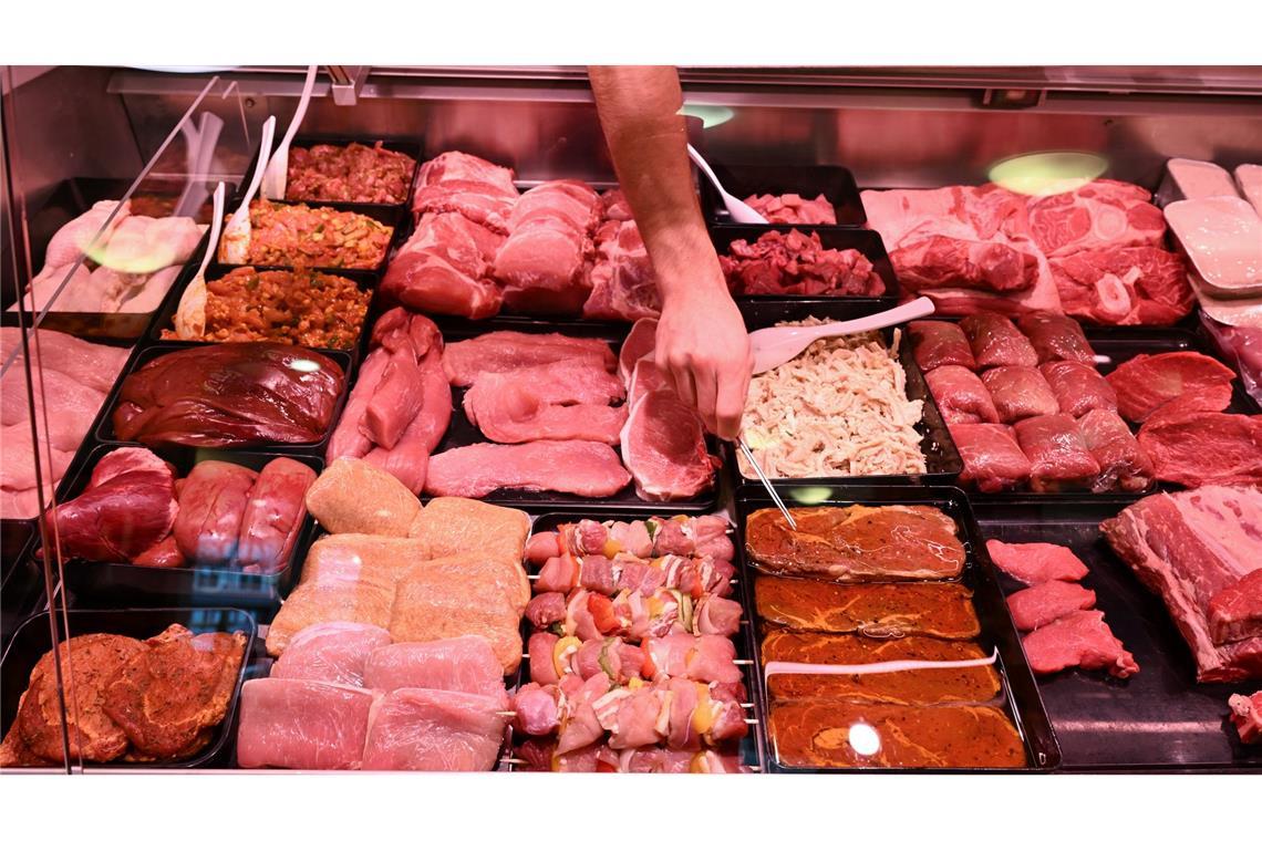 Die Fleischtheken der Supermärkte halten für Kunden ein breites Angebot an Fleisch- und Wurstwaren bereit.