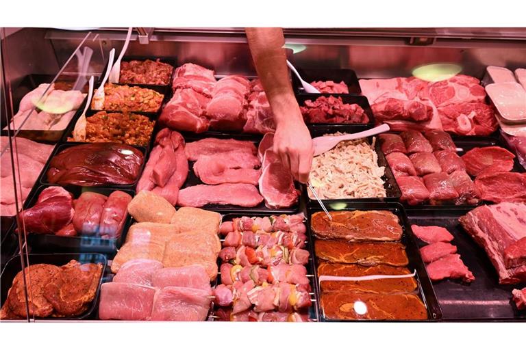 Die Fleischtheken der Supermärkte halten für Kunden ein breites Angebot an Fleisch- und Wurstwaren bereit.