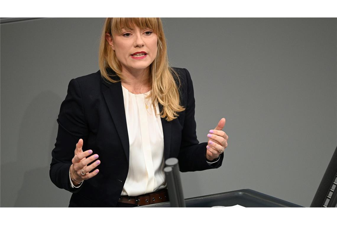 Die fluchtpolitische Sprecherin der Linksfraktion, Clara Bünger, rät der Bundesregierung Schutzsuchenden in Deutschland grundsätzlich den Weg in ein dauerhaftes Bleiberecht zu eröffnen. (Archivbild)