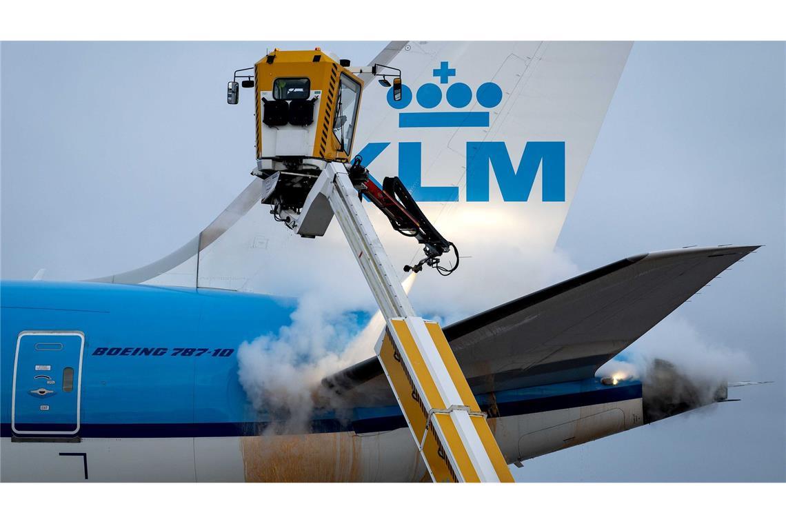 Die Flüssigkeit, mit der Flugzeuge am Flughafen Schiphol enteist werden, geht angesichts der winterlichen Wetterbedingungen zur Neige.