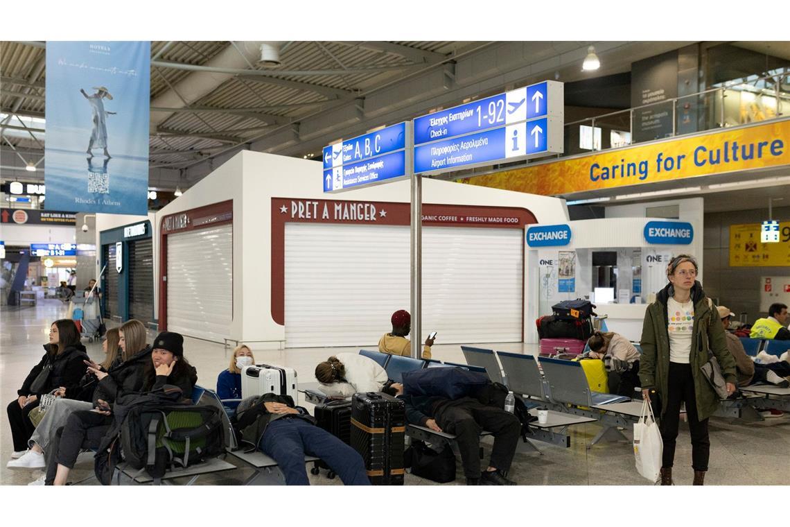 Die Fluglotsen streiken mit - zum Ärger der Reisenden, die ausharren müssen