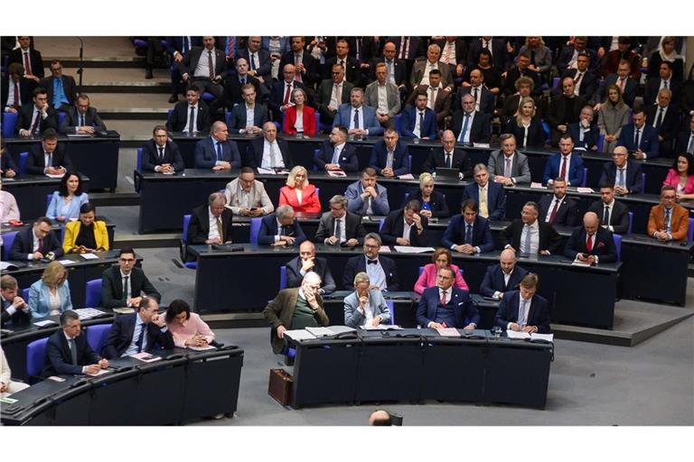 Die Folgen der Einstufung der AfD durch den Verfassungsschutz als „gesichert rechtsextremistisch“ sind noch nicht absehbar. Ein Abgeordneter im Bundestag zieht für sich Konsequenzen.