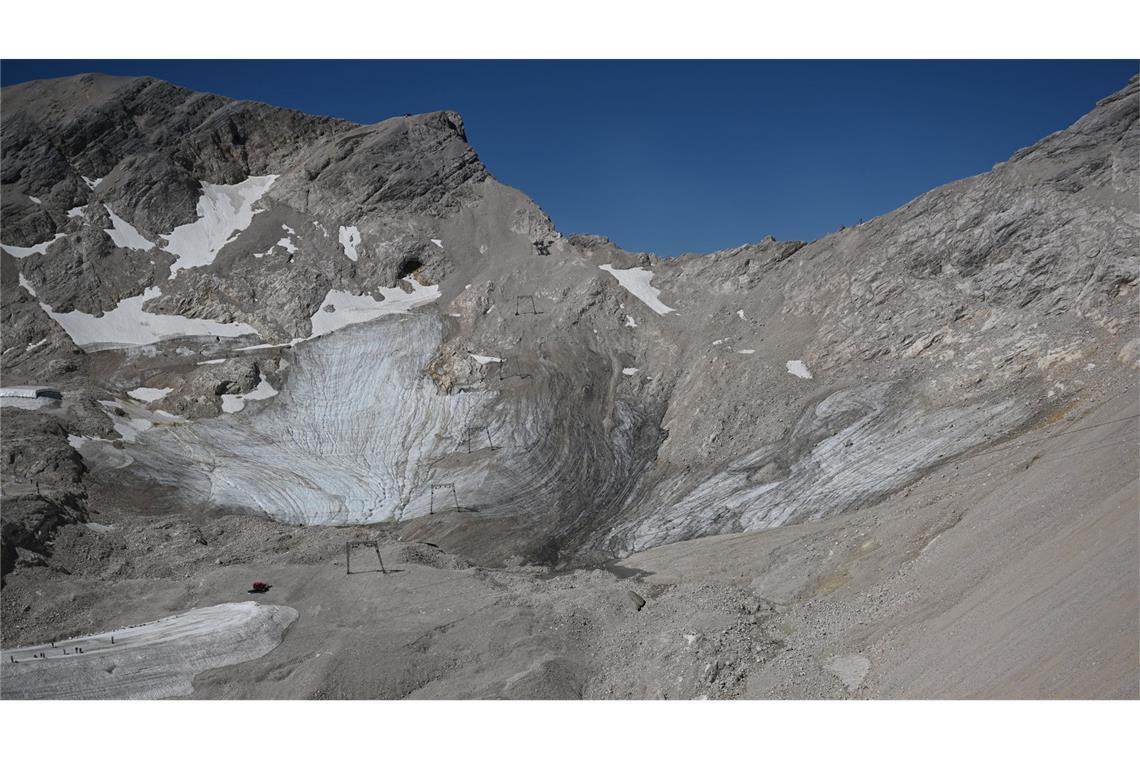 Europa verliert das Interesse am Umweltschutz Die Folgen des Klimawandels sind vor allem in den Bergen nicht mehr zu übersehen. Kaum noch Schnee aber dafür viel Geröll liegt auf dem  Schneeferner-Gletscher auf dem Zugspitzplatt.
