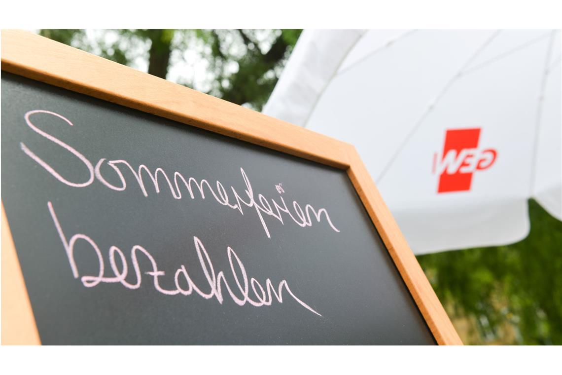 Zum Berufsstart arbeitslos: Künftige Lehrer fordern Bezahlung in Sommerferien Die Forderung der Gewerkschaft im Kern: Sommerferien bezahlen.