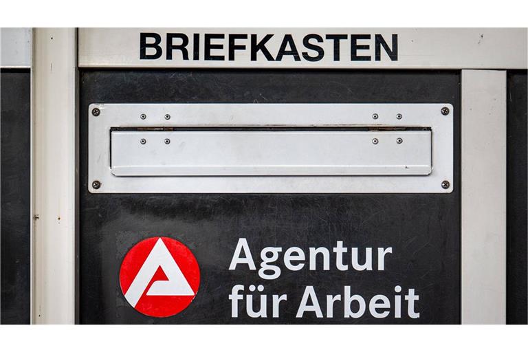 Die Forscher fordern: „Weniger Bürokratie, mehr Vermittlung – Jobcenter müssen Menschen in passende Arbeit bringen.“