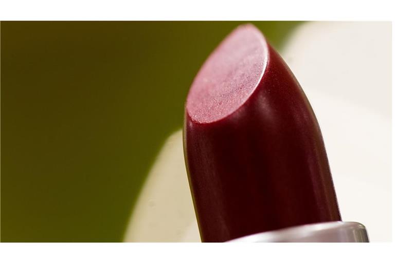 Die Forscher untersuchten  140 Pflegeprodukte und Kosmetika aus 20 Produktsegmenten (wie Lippenstift) sowie über 40 Parfüms. Dabei fanden sie erbgutverändernde, zelltötende, antibakterielle,  neurotoxische und den Hormonhaushalt stark beeinflussende Schadstoffe