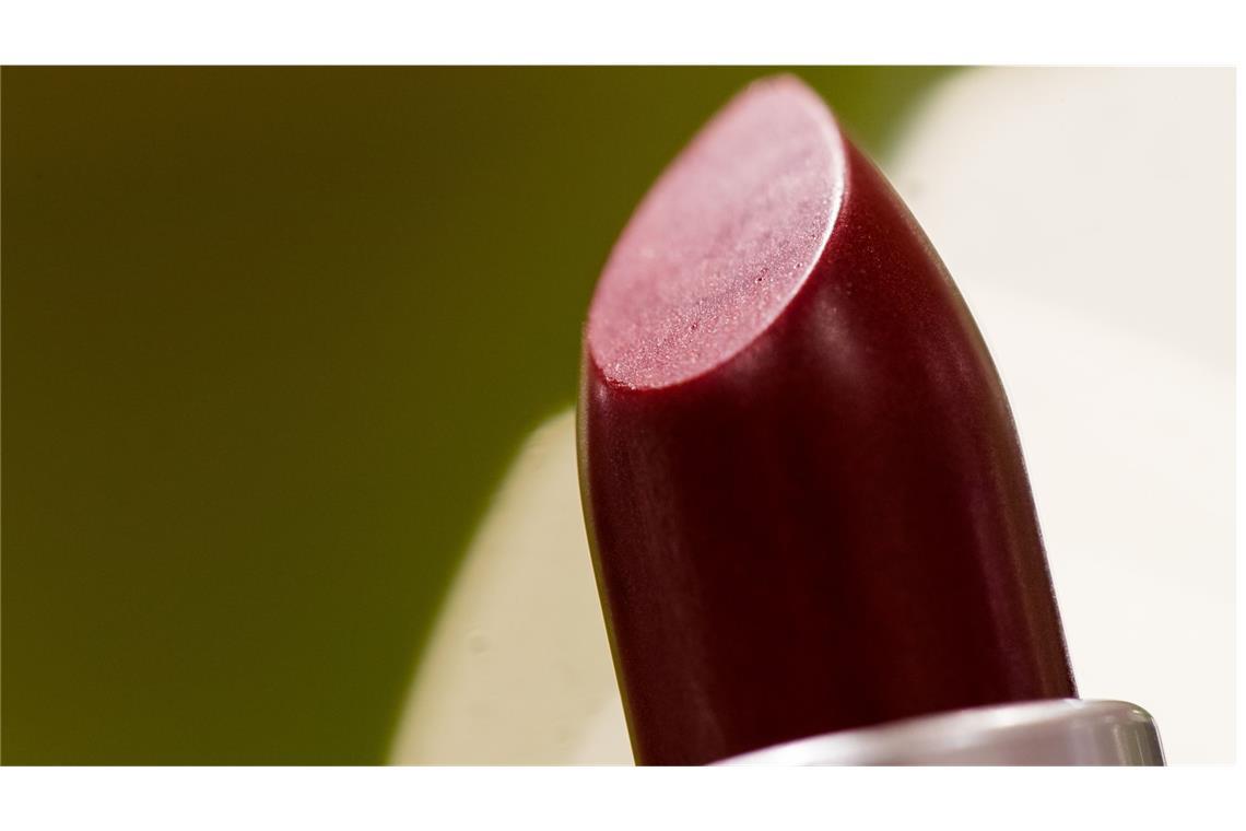 Was Kosmetika, Beauty-Produkte und Parfüms an Giften enthalten Die Forscher untersuchten 140 Pflegeprodukte und Kosmetika aus 20 Produktsegmenten (wie Lippenstift) sowie über 40 Parfüms. Dabei fanden sie erbgutverändernde, zelltötende, antibakterielle, neurotoxische und den Hormonhaushalt stark beeinflussende Schadstoffe