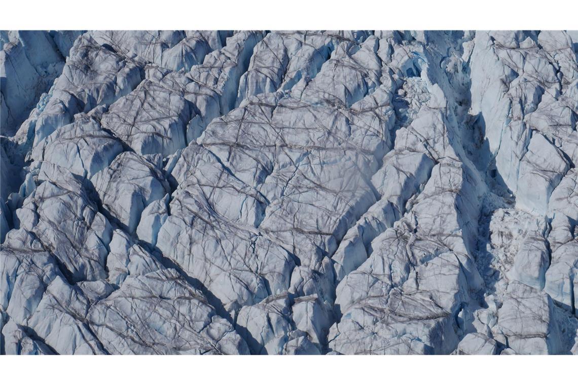 Risse im grönländischen Eisschild wachsen immer schneller Die Forschungsgruppe analysierte mehr als 8.000 3D-Oberflächenkarten des Eisschilds.