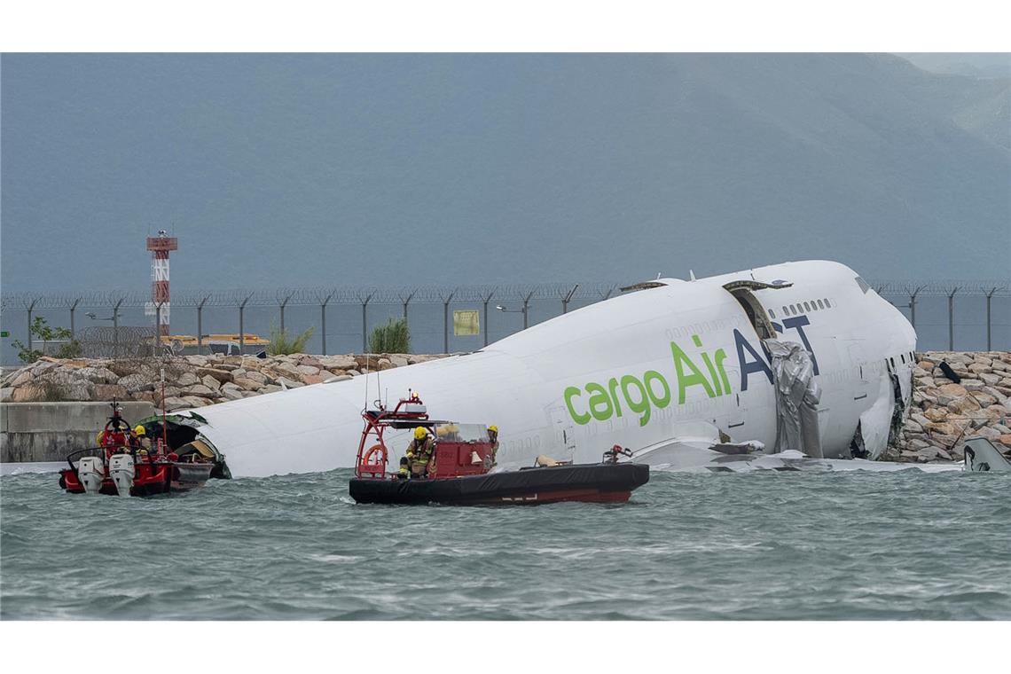 Die Frachtmaschine rutschte über die Landebahn hinaus ins Wasser.