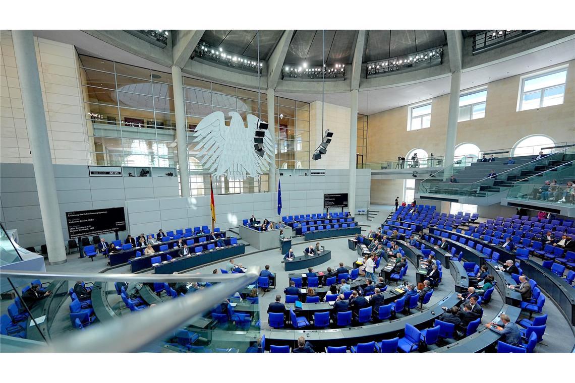 Die Fraktionen von Union und SPD wollen im Bundestag mit einer einmaligen Nullrunde bei den Bezügen der Abgeordneten ein Sparsignal in finanziell schwierigen Zeiten senden. (Archivbild)