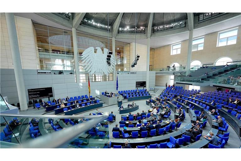 Die Fraktionen von Union und SPD wollen im Bundestag mit einer einmaligen Nullrunde bei den Bezügen der Abgeordneten ein Sparsignal in finanziell schwierigen Zeiten senden. (Archivbild)