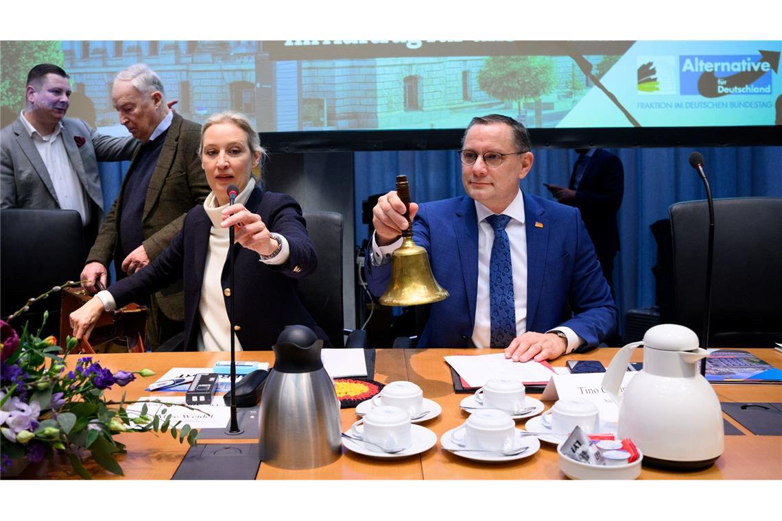 Das ist die neue AfD-Fraktion im Bundestag Die Fraktionschefs Alice Weidel und Tino Chrupalla eröffnen die erste AfD-Fraktionssitzung nach der Bundestagswahl.