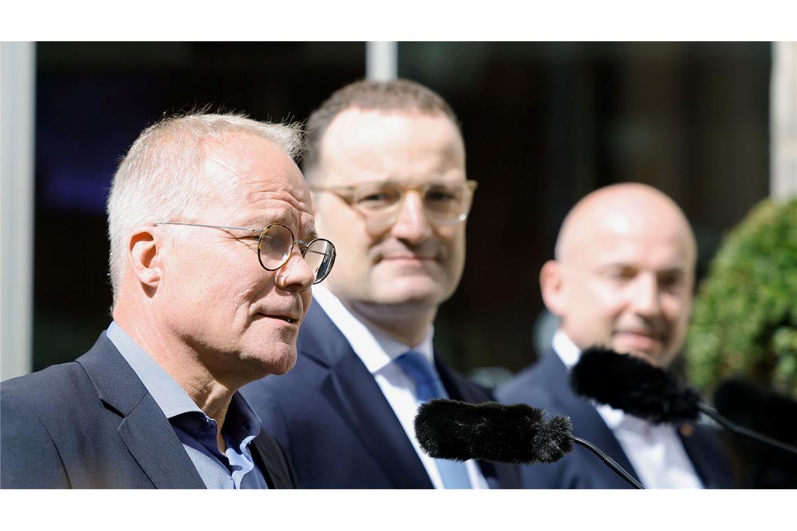Schwarz-Rot will Harmonie für den Herbst Die Fraktionschefs Miersch (SPD) und Spahn (CDU) sowie CSU-Landesgruppenchef Hoffmann traten zusammen vor die Presse.