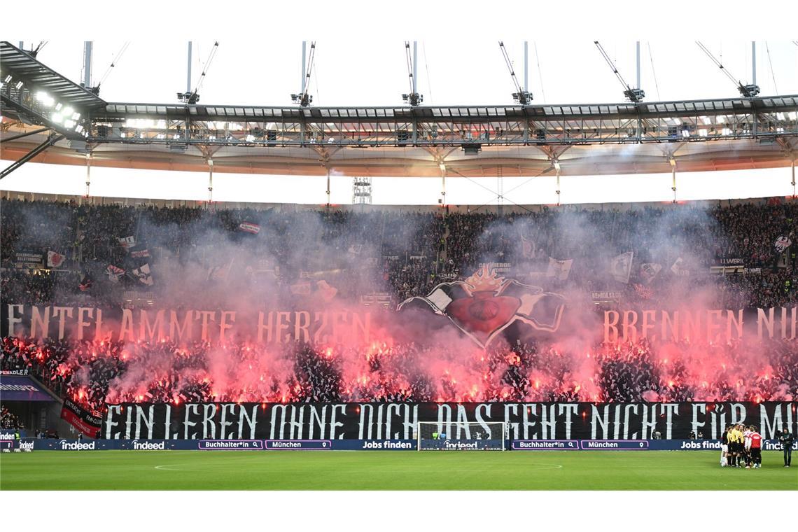 Nach Roter Karte für Al-Dakhil – VfB stolpert auch in Frankfurt Die Frankfurter Kurve zeigte vor der Partie eine Pyroshow – der Anpfiff verzögerte sich deshalb kurz.