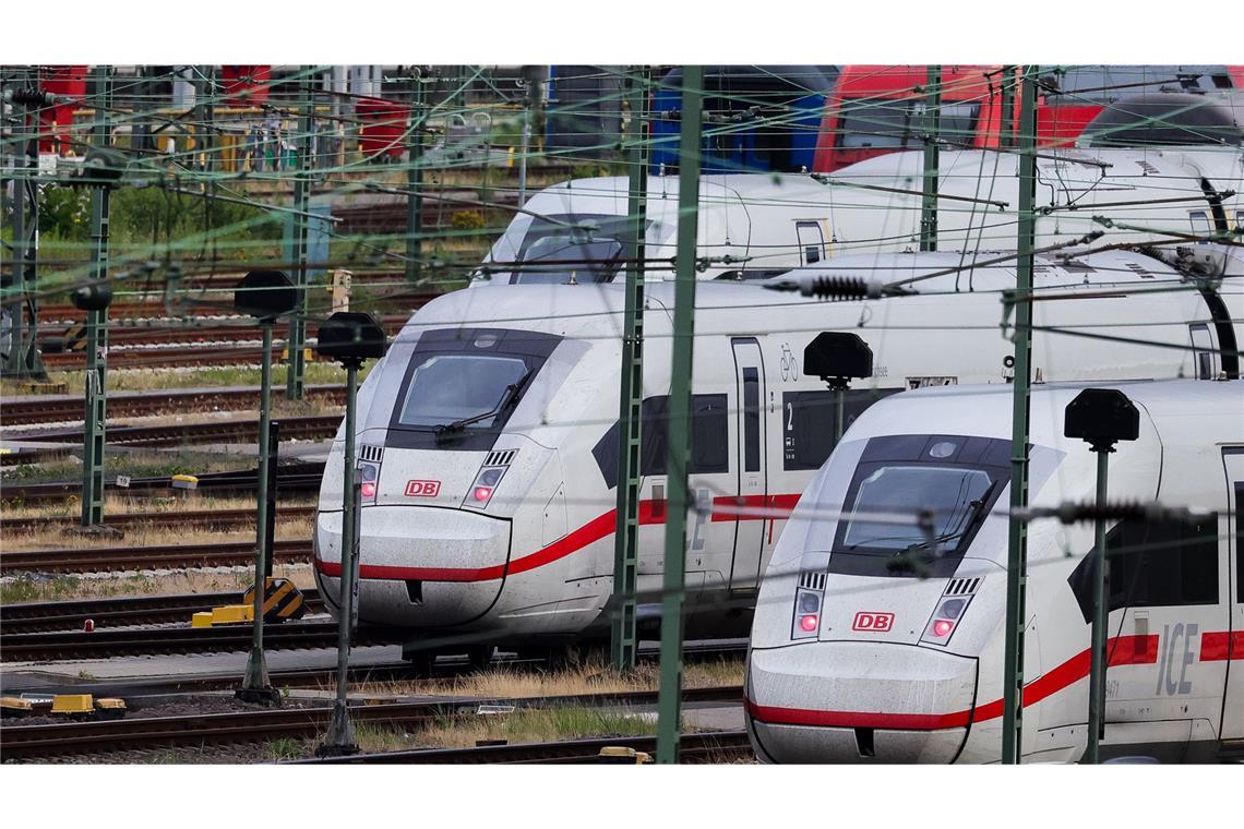 Tasche mit 15.000 Euro in ICE gefunden – Frau übergibt Geld an Bundespolizei Die Frau bemerkte die Tasche am Sonntag während der Fahrt von Hannover nach München. (Symbolbild)