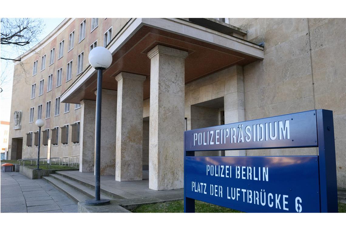 Gericht: Frau mit sichtbaren Tattoos darf Polizistin werden Die Frau darf trotz ihrer sichtbaren Tattoos Kriminalpolizistin in Berlin werden.