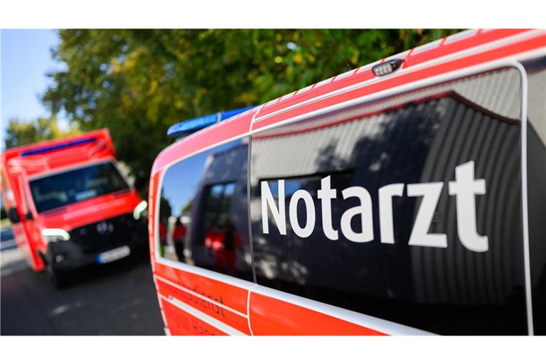 Die Frau kam mit lebensgefährlichen Verletzungen in eine Klinik. (Symbolbild)