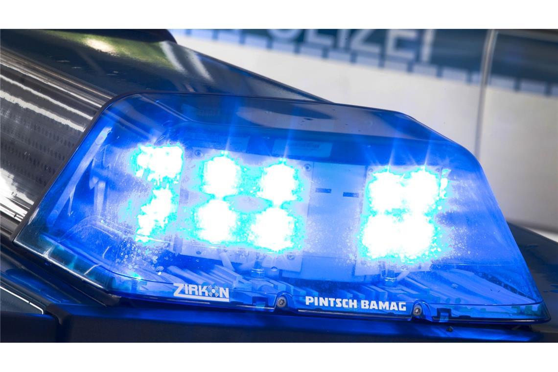 Mann fährt im Auto auf Ehefrau zu und erfasst sie tödlich Die Frau starb noch am Unfallort. (Symbolbild)